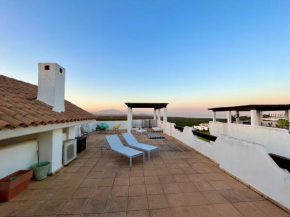 Quiet & Spacious Apt @ Golf Course w/ Roof Terrace, San Roque